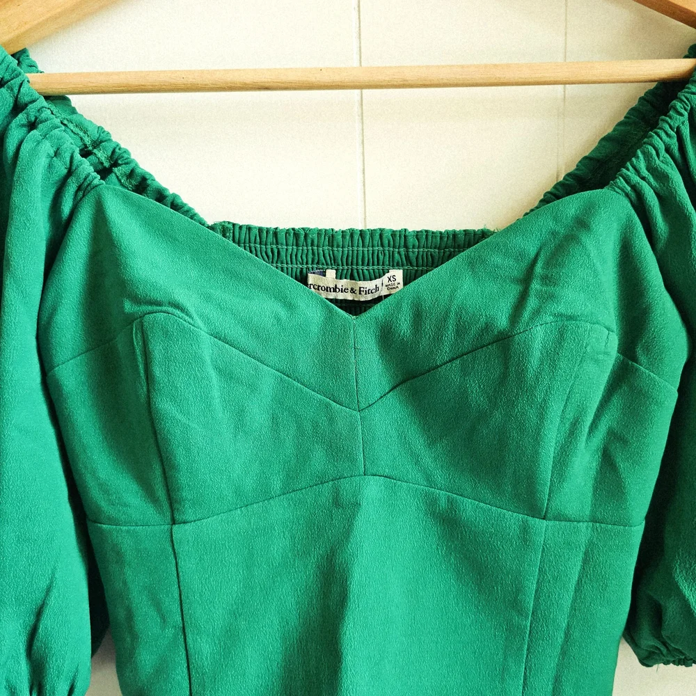 ☆ A&F Kelly Green Sweetheart Top